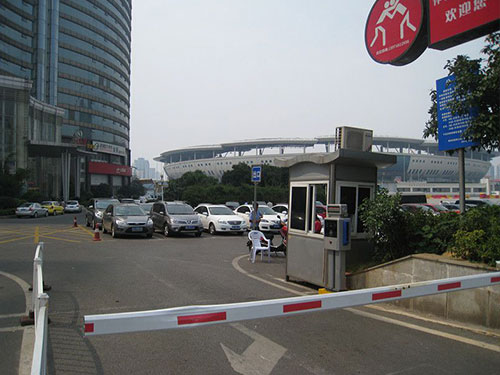 賀龍?bào)w育館停車(chē)場(chǎng) 賀龍?bào)w育館停車(chē)場(chǎng)