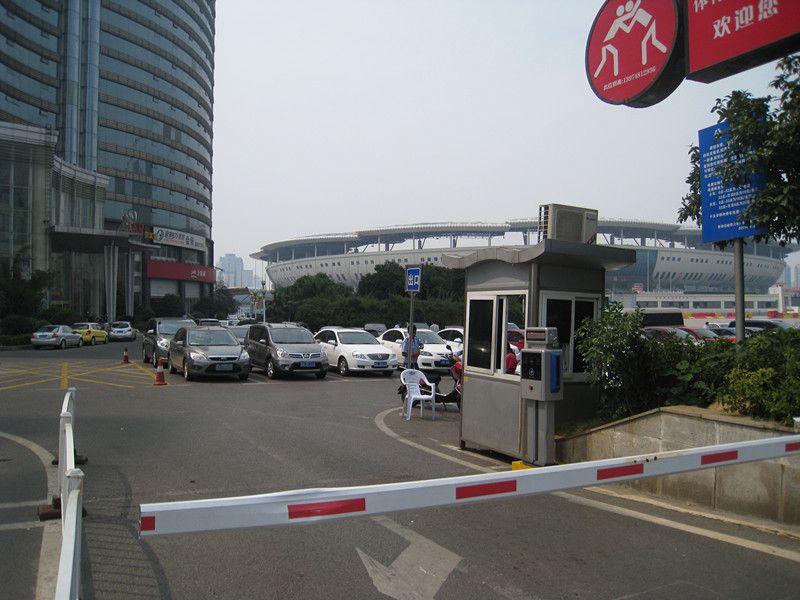 賀龍?bào)w育館停車(chē)場(chǎng) 賀龍?bào)w育館停車(chē)場(chǎng)